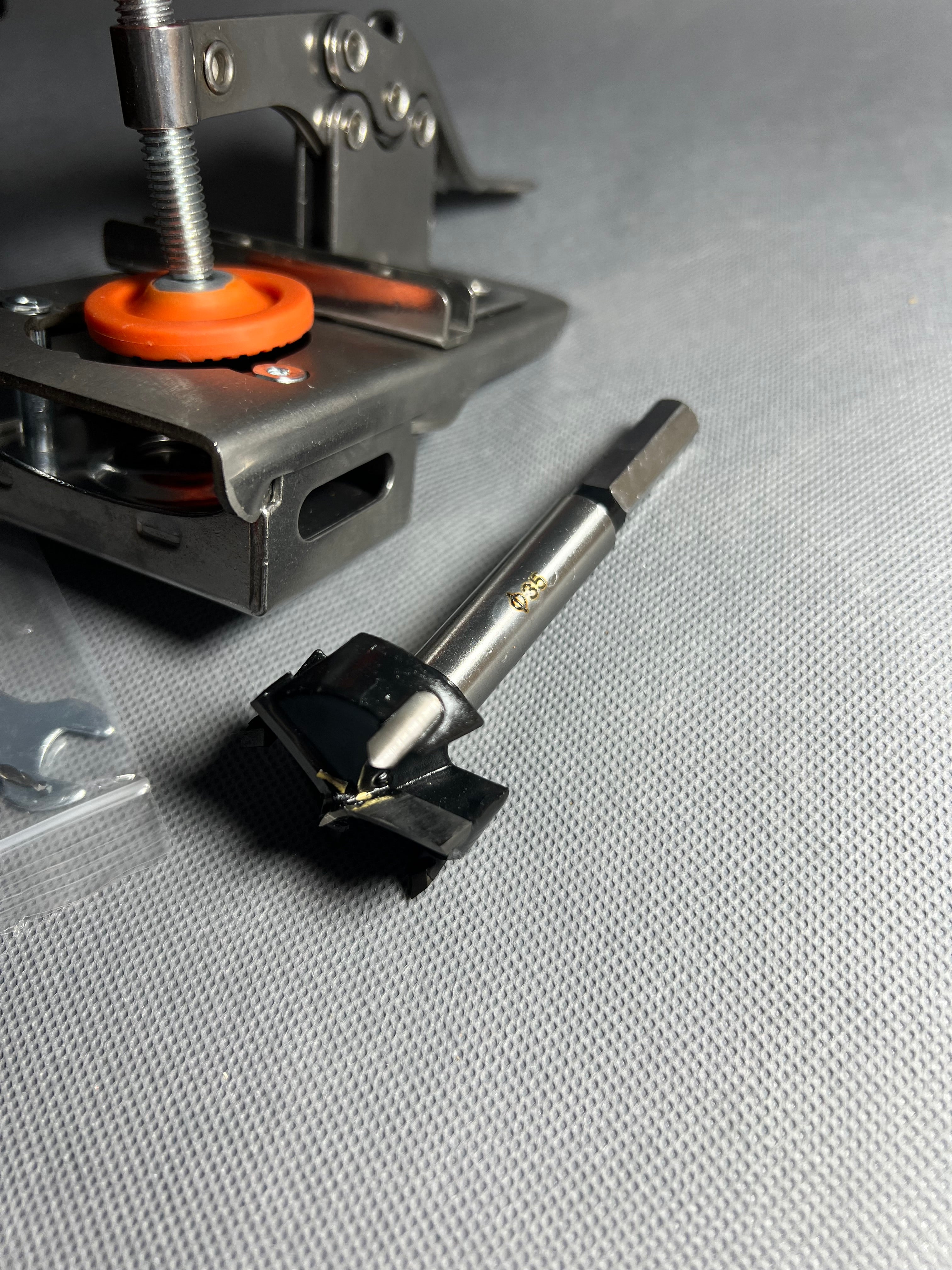 أداة احترافية لثقب وتركيب مفصلات الأبواب والخزائن (35 ملم) - جودة عالية.